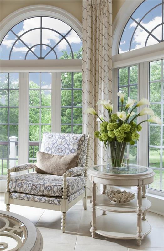 postavitev-bivalni prostor-s-konvertibilnim-naslanjačem-posteljo-lepa-roža-vaza-veliko okno