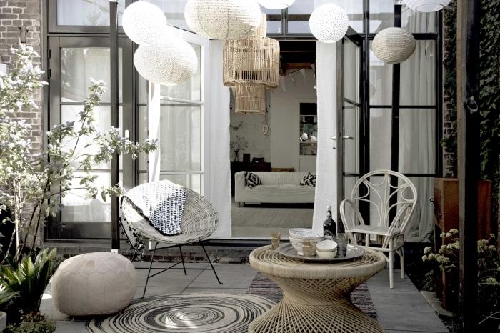 egzotiškas kiemo dizainas su austais baldais iš natūralaus pluošto, terasos išdėstymas su rotango sodo baldais