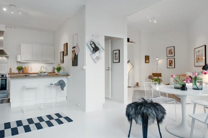 maža erdvė-balta-virtuvė-valgomasis stalas-kėdės-deco-paprasta-ir moderni