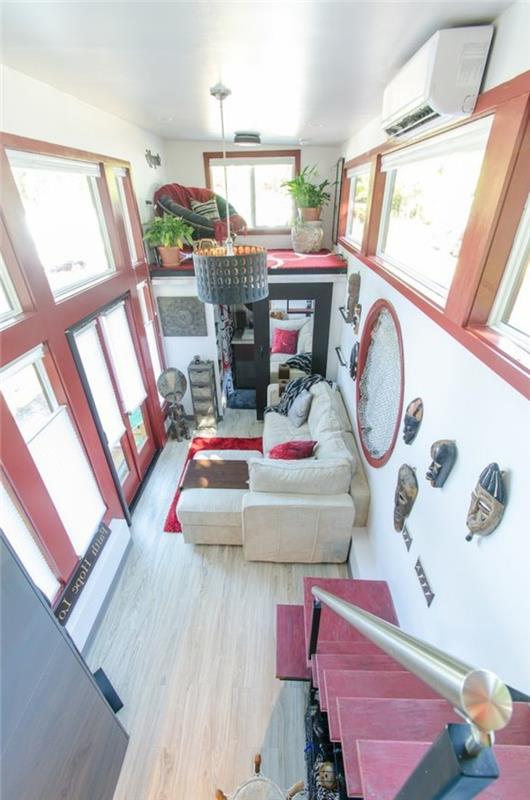 postavitev-majhna-dnevna soba-tla-v-svetlobi-parket-obarvana-pohištvo-velika okna