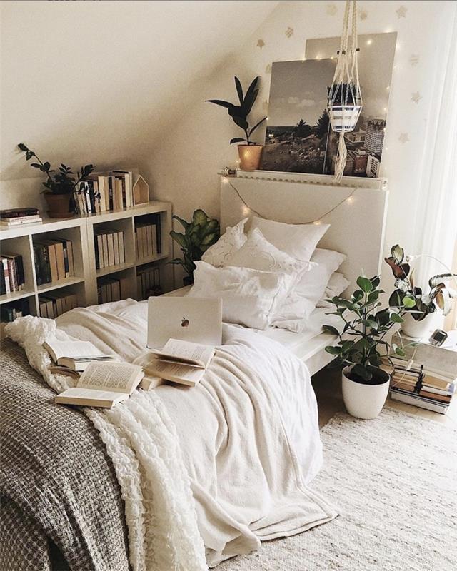 Modern boho tarzı küçük genç yatak odası düzeni yeşil bitkiler ahşap raf açık depolama atmak beyaz yatak