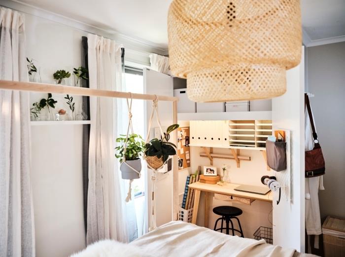 bir yatak odasında bir ev çalışma köşesi nasıl oluşturulur, duvar depolama ile entegre beyaz ve ahşap masa modeli