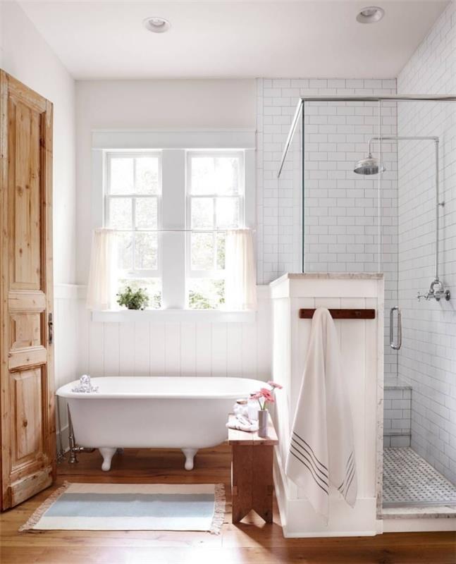 medinis ir baltas vonios kambario išdėstymas baltos plytelės laisvai stovintis vonia su kutais