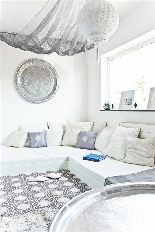 Maroko gyvenamasis kambarys-dizainas-Maroko apdaila-baltas-miegamasis-svetainė-rytietiška liustra