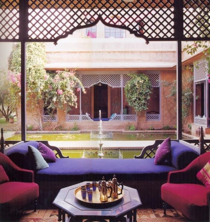 maketas-marokietiškas-svetainė-dizainas-apdaila-marokietiškas-rytietiškas-sofa-violetinis fontanas