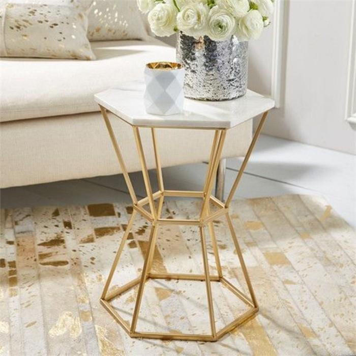 moderna-dnevna soba-stranska miza-zlati element-beli-marmor