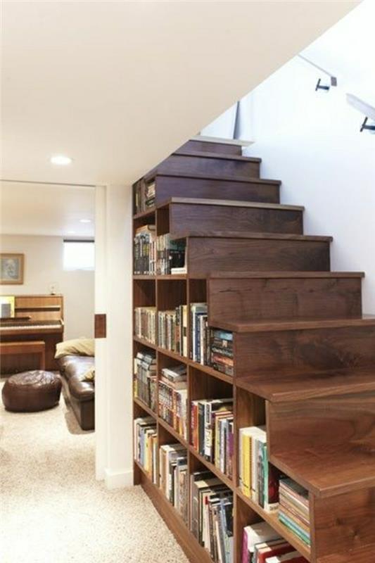 sutvarkymas-po laiptais-biblioteka-po mediniais laiptais-tamsiai rudi-mediniai-laiptai