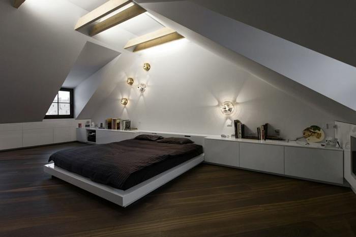 ahşap ve beyaz yatak odası, çağdaş duvar lambaları, açık kirişler, duvara yakın dolaplar, eğimin altında çevre düzenlemesi
