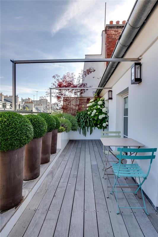 lesena terasa krajinsko oblikovanje majhnih balkonov zunanje oblikovanje stanovanjskih rastlin v velikih cvetličnih loncih vetrič pogled terasa turkizni stol