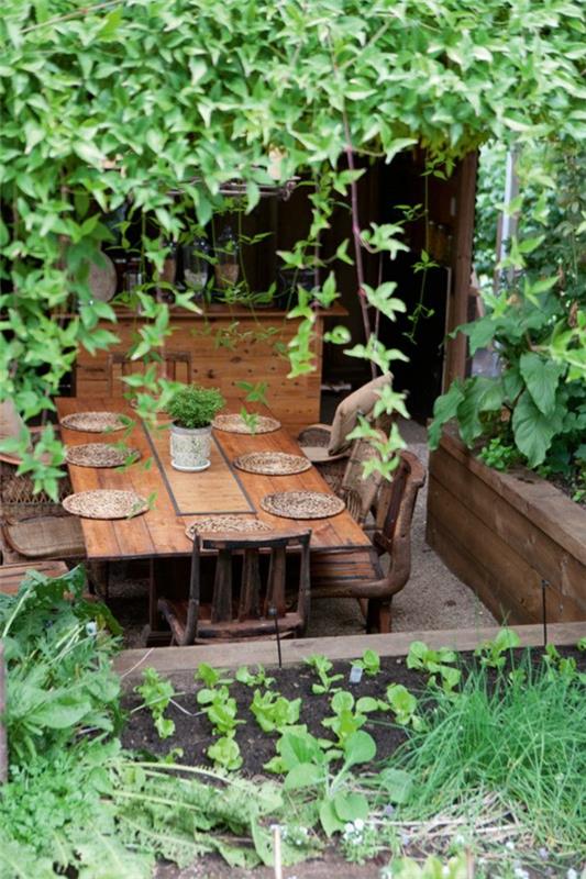 urejanje okolice-vrt-miza-stoli-bršljan