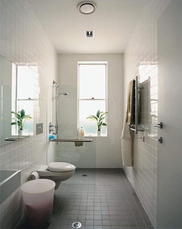 küçük bir banyo sığdır yeşil bitki paslanmaz çelik duş çamaşır kurutma makinesi beyaz fayans duvara asılı klozet