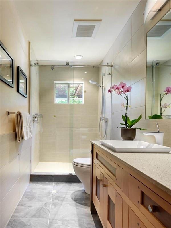 Lavabo ahşap bej fayans İtalyan duş altında küçük bir banyo minimalist tarzı dolap düzenleyin