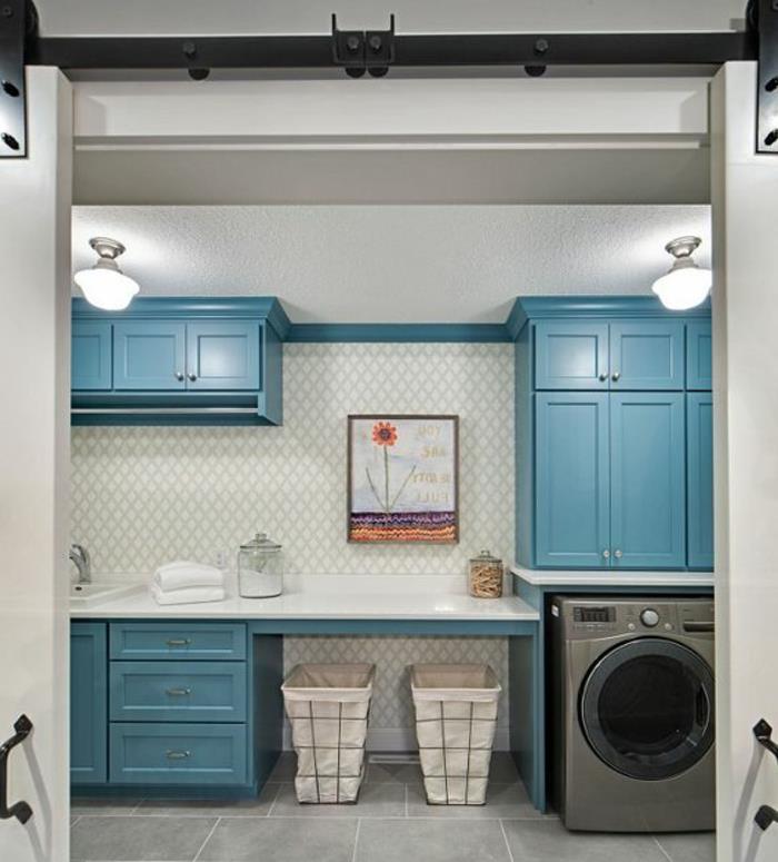 opremite svojo pralnico, okrasne stenske ploščice, modre omare in dve košari pod delovno ploščo