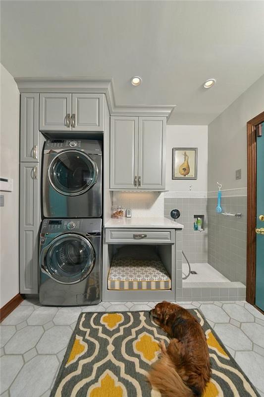opremiti svojo pralnico, preprogo v sivi in ​​rumeni barvi, dva stroja in pasjo posteljo ter tuš