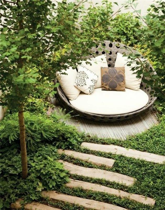 büyük yuvarlak rattan yataklı bahçe düzeni örneği