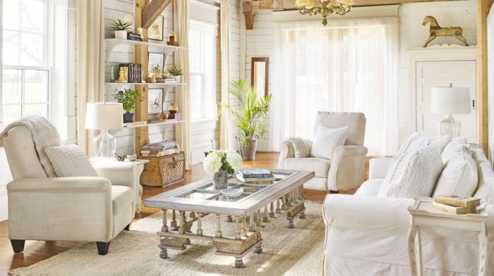 oturma odanızı nasıl dekore edersiniz, beyaz koltuklar, açık renkli ahşap parke, kristal avize, beyaz lamba, yeşil bitki