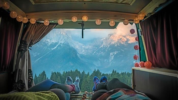 bir minibüs kurmak manzara doğa manzarası seyahat kamyoneti kamp yapmak bohem dekor ışık çelenk romantik kaçamak