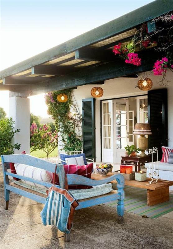 bir pergola ve renkli mobilyalarla bahçenizi nasıl düzenlersiniz