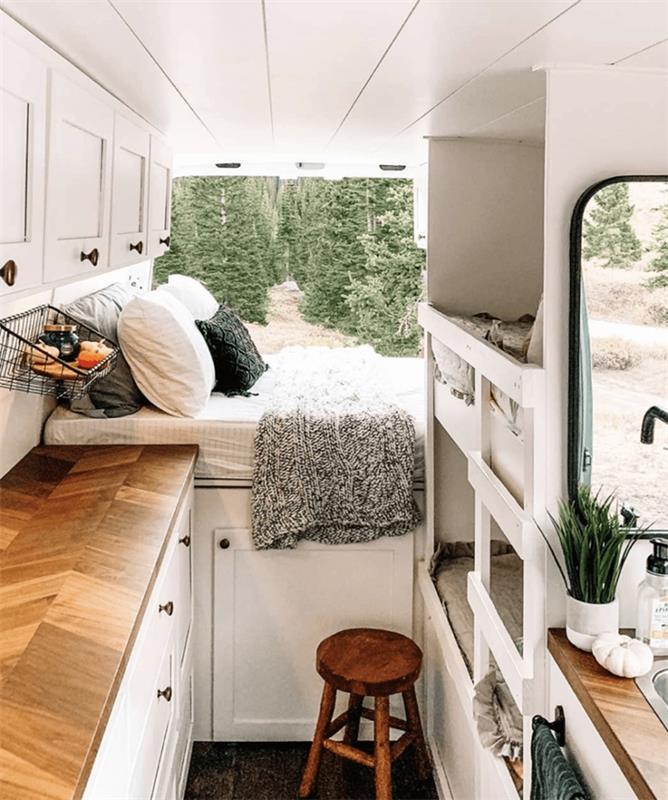 bir minibüsü karavana dönüştürmek beyaz mobilyalar ahşap ve beyaz mutfak tezgahları tabure minderi koza dekoru