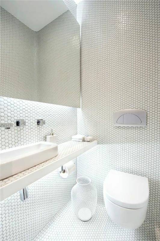 opremiti-majhno-kopalnico-z-belim-mozaikom-v-moderni kopalnici