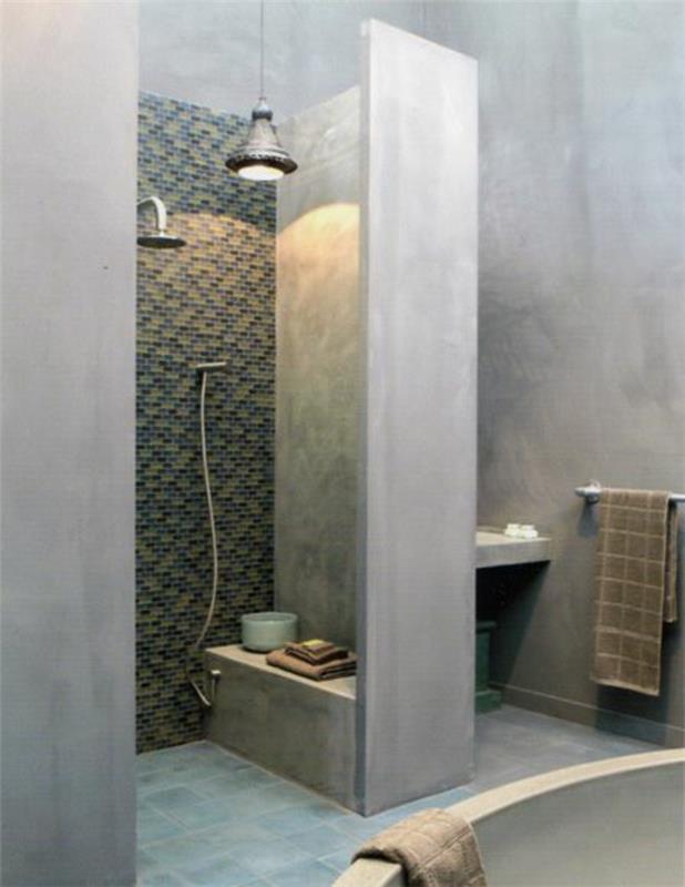 zgradi-majhno-kopalnico-z-povoskanimi-betonskimi-zidovi-sivo-modro-keramičnimi tlemi