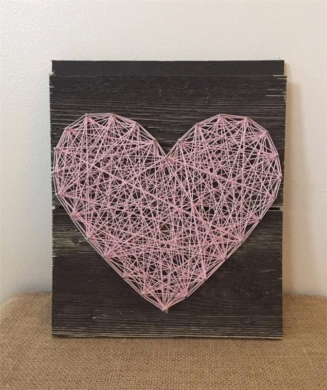 „Pasidaryk pats“ sienų dekoro modelis su tamsios medienos skydeliu ir rožine viela didelės širdies „pasidaryk pats“ pavidalu