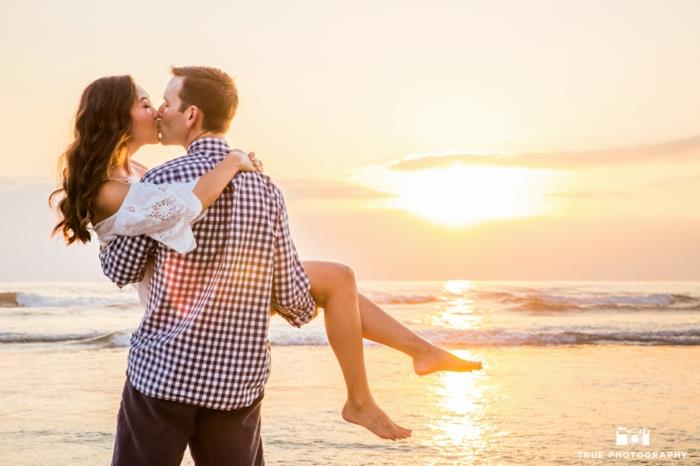 Gün batımında çiftin güzel fotoğrafı sevişen çiftlerin romantik fotoğrafları