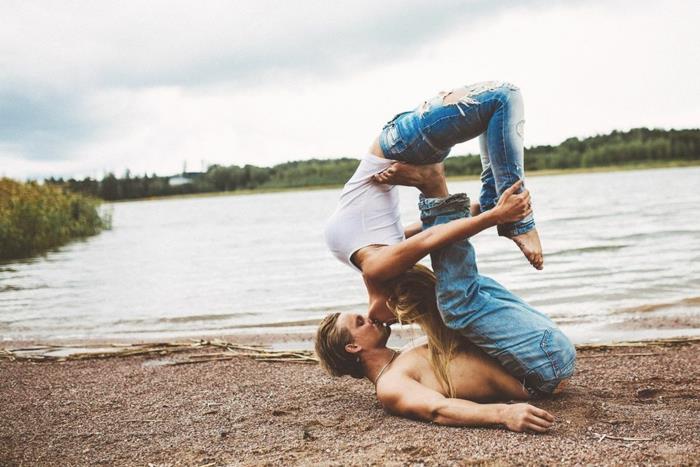 Birlikte sevişen çiftlerin romantik fotoğrafları, birlikte yoga yapan çiftlerin güzel fotoğrafı