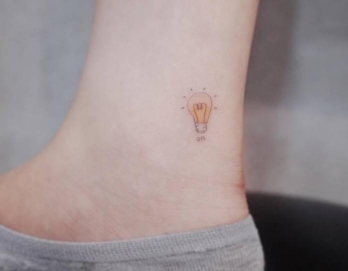 izberite svojo simbolično tetovažo z minimalističnim dizajnom, model majhne električne žarnice v barvi na gležnju