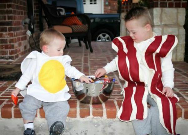 linksmas kostiumas dviem vaikams Helovinas