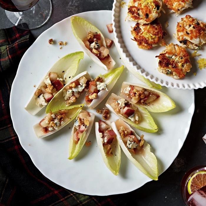 endivi pladnji z roquefortom, hruškami in orehi kot hladen aperitiv, zdrav recept za ugrize endivije