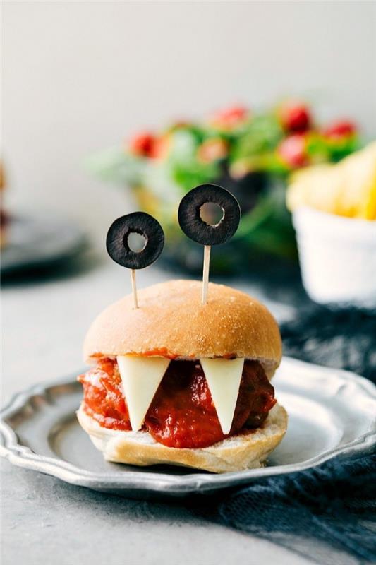 izviren halloween obrok za mlade in stare, recept za burgerje iz pošastnih vampirjev z mesnimi kroglicami in omako marinara z olivami, narezanimi na oči