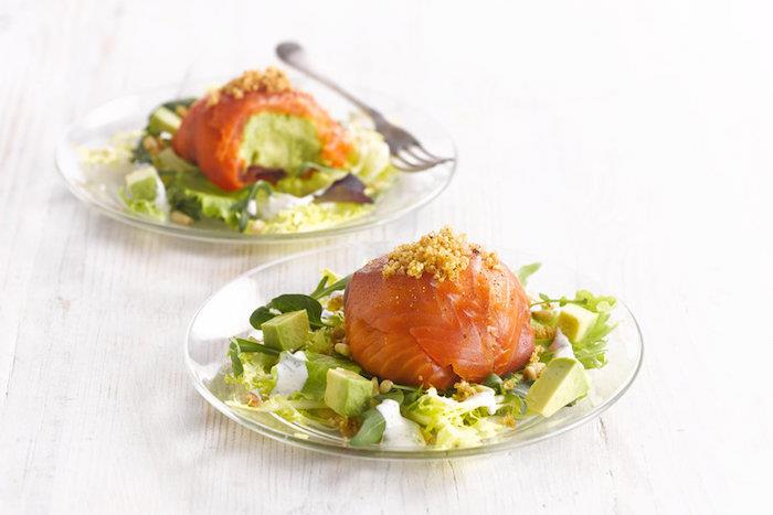 avokado rutuliukai, suvynioti į lašišą ant avokadų salotų ir šviežių žalių salotų sofos, lengvi ir greiti užkandžiai