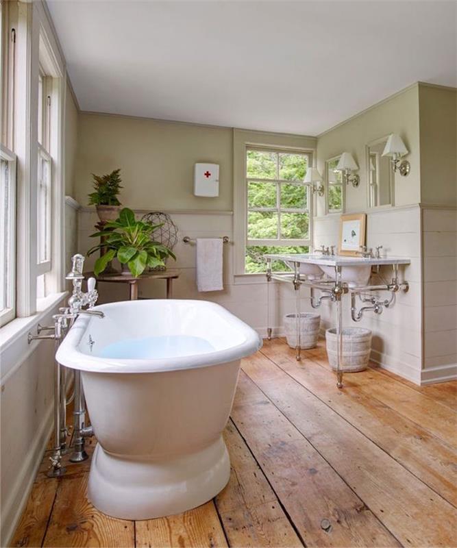 Fayanssız eski ahşaptan fayanssız banyo, bağımsız küvet ve kireç yeşili duvarlar