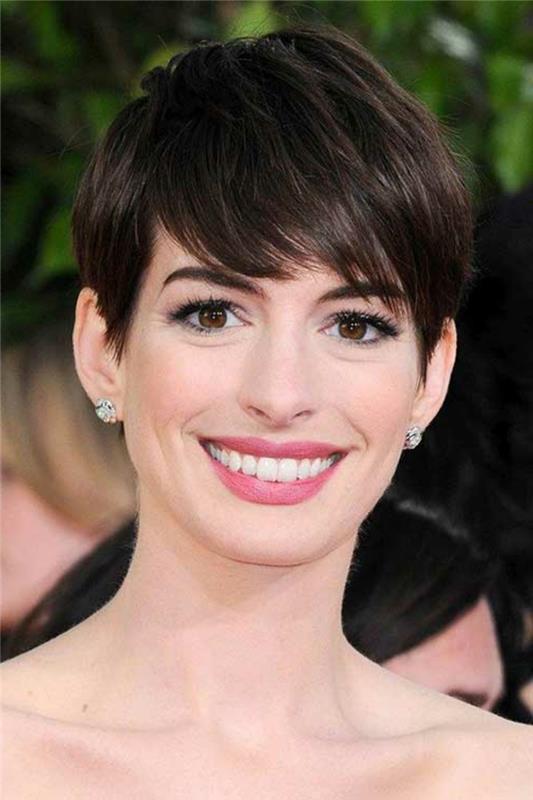 anna hathway, trendovska pixie pričeska, ovalna frizura, kratka frizura z asimetričnimi šiškami, rjavi lasje
