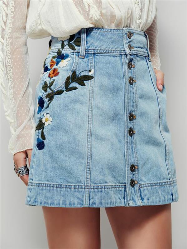 Devintojo dešimtmečio atrodo šviesiai mėlynos spalvos džinsinio sijono su gėlių siuvinėjimais aplink vieną iš kišenių