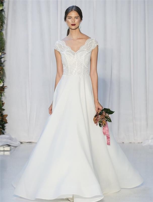 vestuvinės suknelės idėja 2018 su platėjančiu sijonu ir nėriniuotu viršumi su rankovėmis ir V formos iškirpte