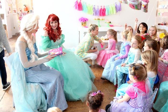 Prenses elbisesi ve prenses animatörleri giymiş küçük kızlarla kar krallığı temasında 5 yıllık bir doğum gününün nasıl organize edileceğine dair fikir