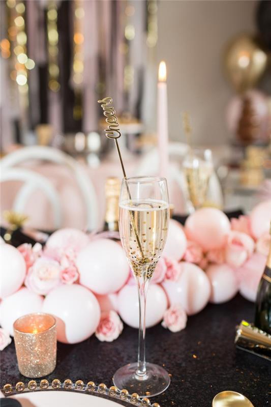 prašmatnios ir spalvingos suaugusiųjų gimtadienio stalo dekoravimo idėja su auksiniais indais ir stalo įrankiais bei pastelinės rožinės spalvos balionu