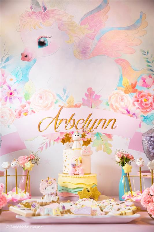 lepa dekoracija samoroga v pastelnih barvah za prvi rojstni dan vaše hčerke, ideja za čarobno in pravljično dekoracijo bifeja za rojstni dan