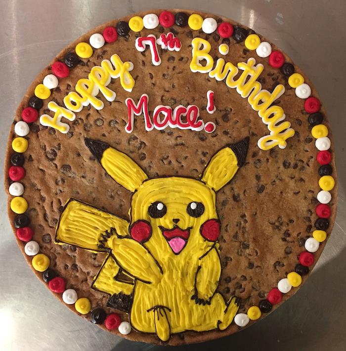 srčkan pikachu, rojstnodnevna torta, čokoladni biskvit, dekoracija z brizgo in smetano