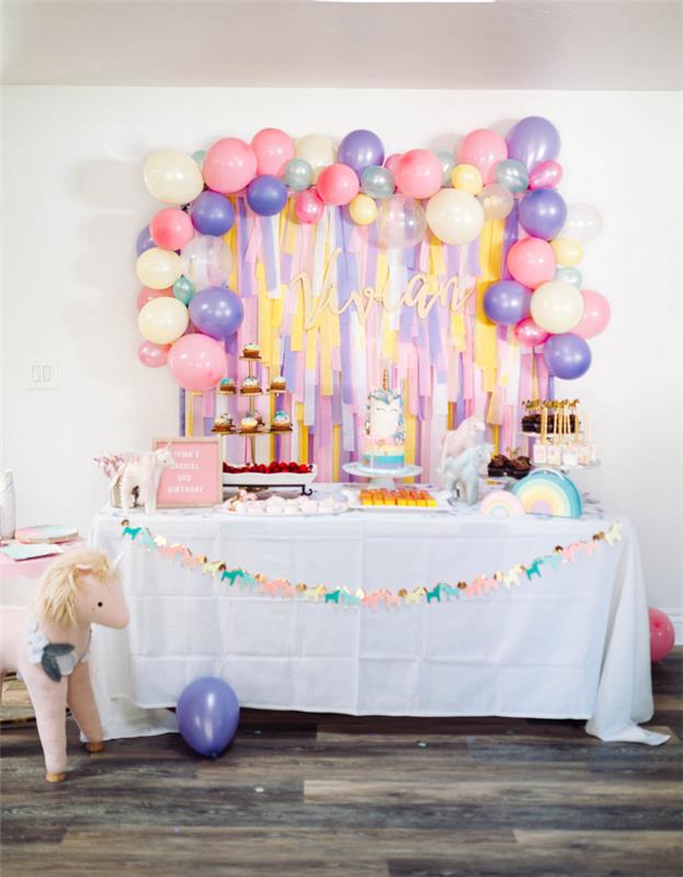 deco ideja za rojstni dan samoroga s steno iz pasov s pastelnimi baloni na meji