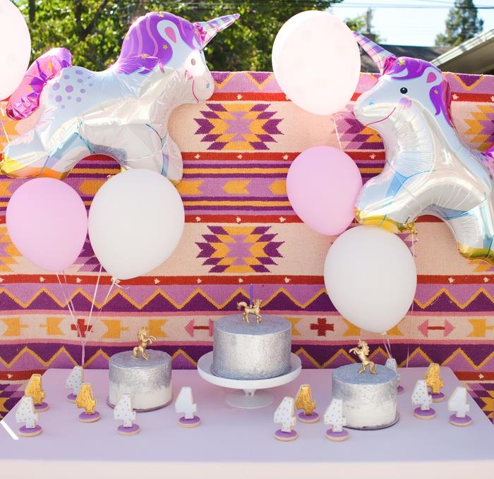 ideja za čudovit samopostrežni bife za samostojen rojstni dan z ogromnimi aluminijastimi baloni in barvitimi Azteški vzorci kot kulisa