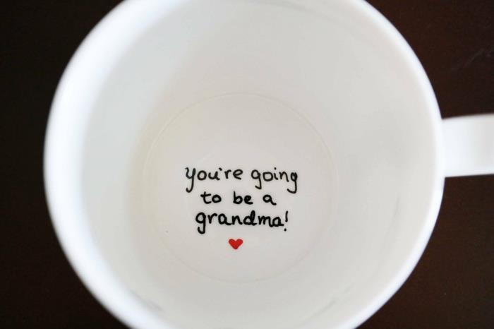kahve kupasının altına yaratıcı bir şekilde iyi haberi vermek için yazılmış bir büyükanne olacaksın