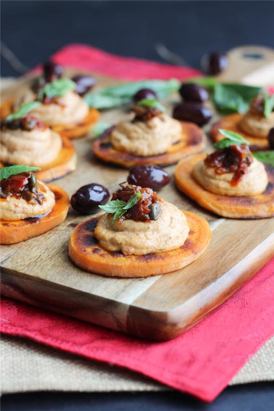 Finger food vegetariani e un'idea con delle fette di patate dolci e mousse di peperoni