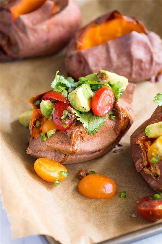 Aperitivo vegetariano e un'idea con una patata dolce al forno con verdure e pomodorini