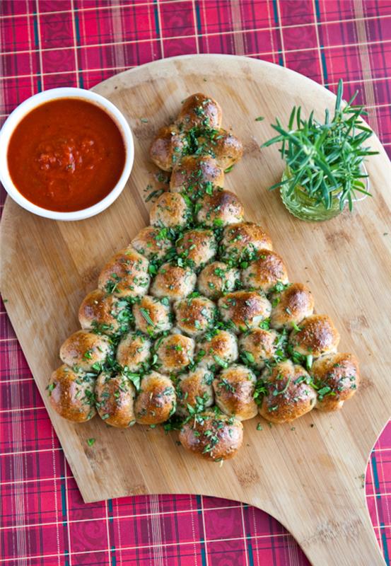 Un'idea per l'aperitivo di Natale con panini e salsa di pomodoro marinara