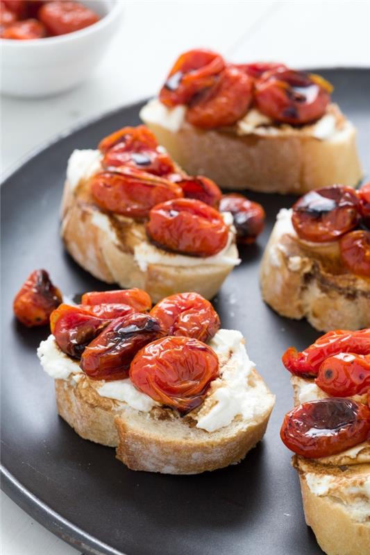 Stuzzichini salati vegan e un'idea con delle bruschette di pane con pomodori grigliati