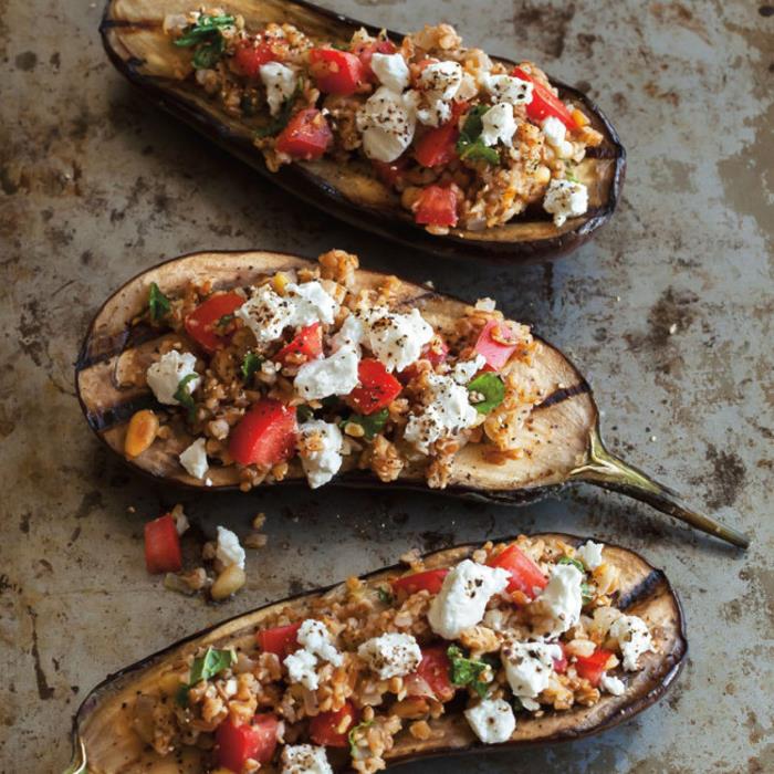 Aperitivo vegano con delle melanzane ripiene di bulgur e formaggio Feta