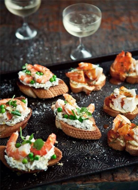 bruschetta tarifi, karidesli sandviçler, tereyağlı domatesler ve şampanya sosunun gurme ve sofistike bir çeşidi